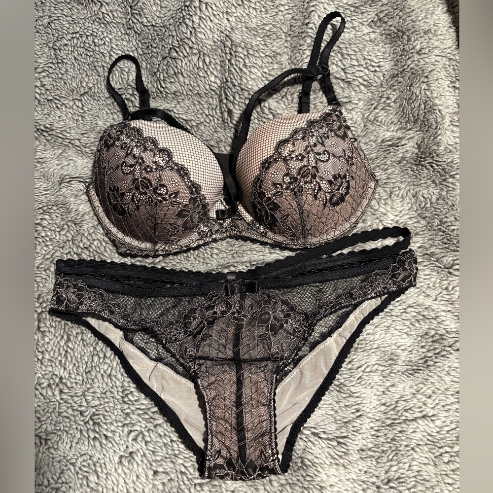 Victoria's Secret Black and Cream Lace Bra Set